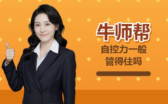 孩子对着屏幕上课